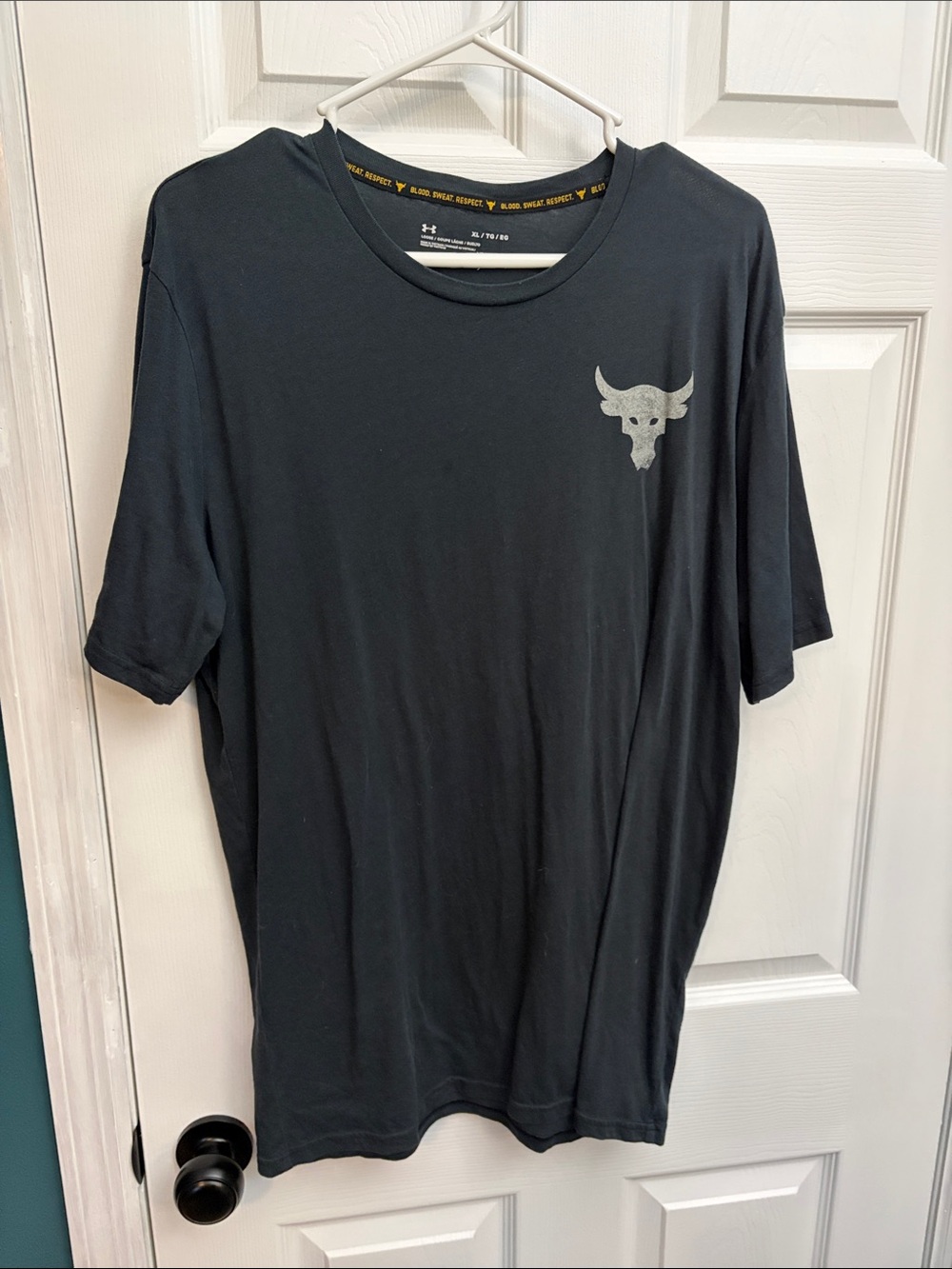 Under Armour Men's Black Short-Sleeve Tee with Gray Bull Emblem